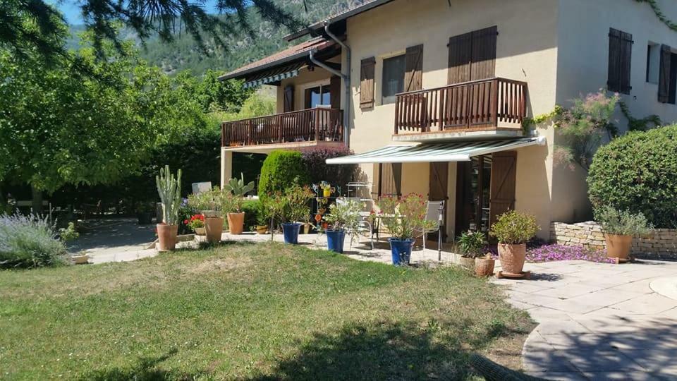 Au Paradis Des Grillons Espinasses Exterior foto