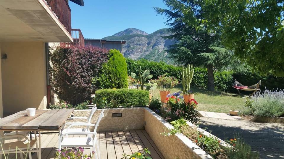 Au Paradis Des Grillons Espinasses Exterior foto